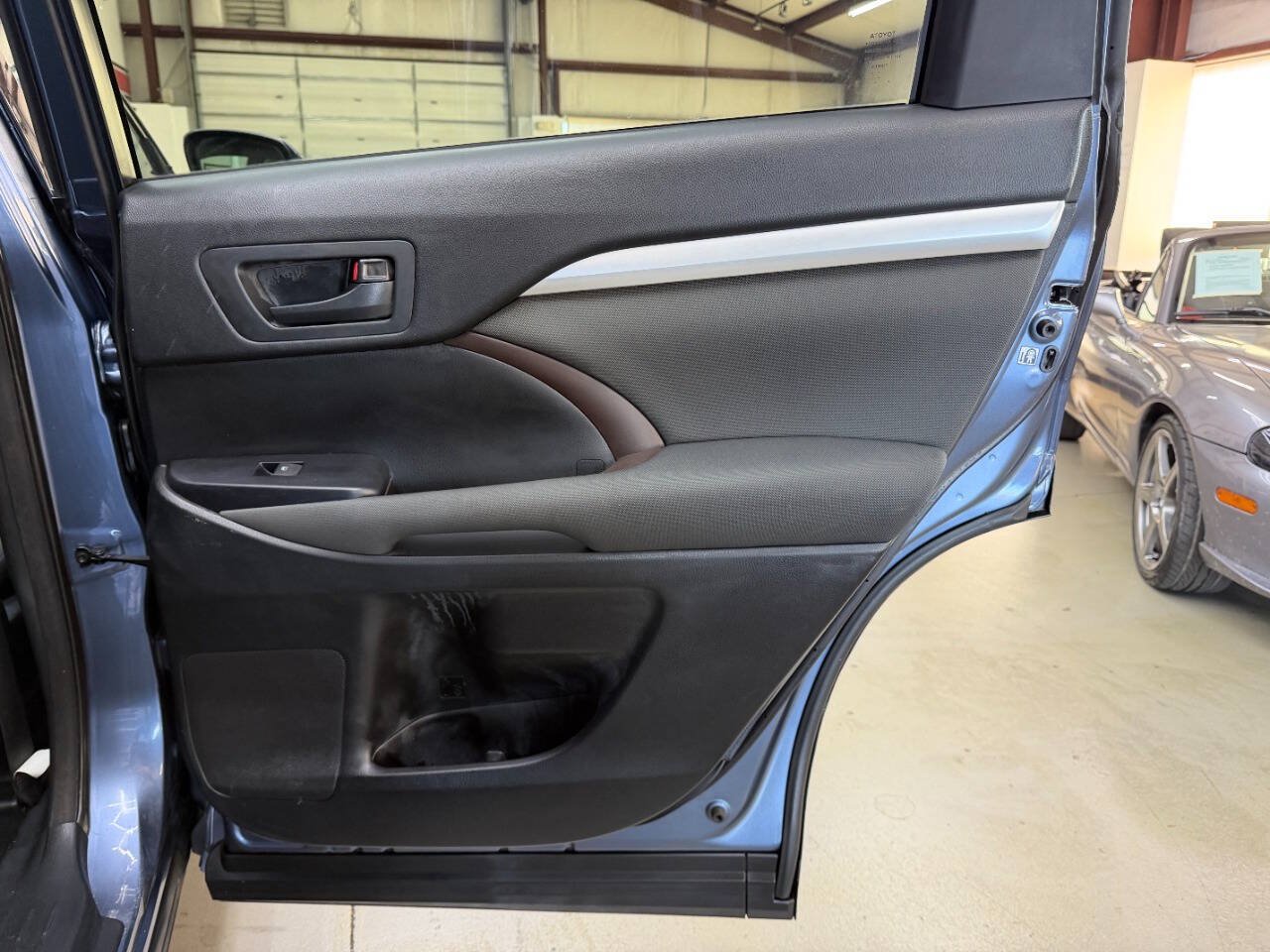 Used 2016 Toyota Highlander LE FWD image 16