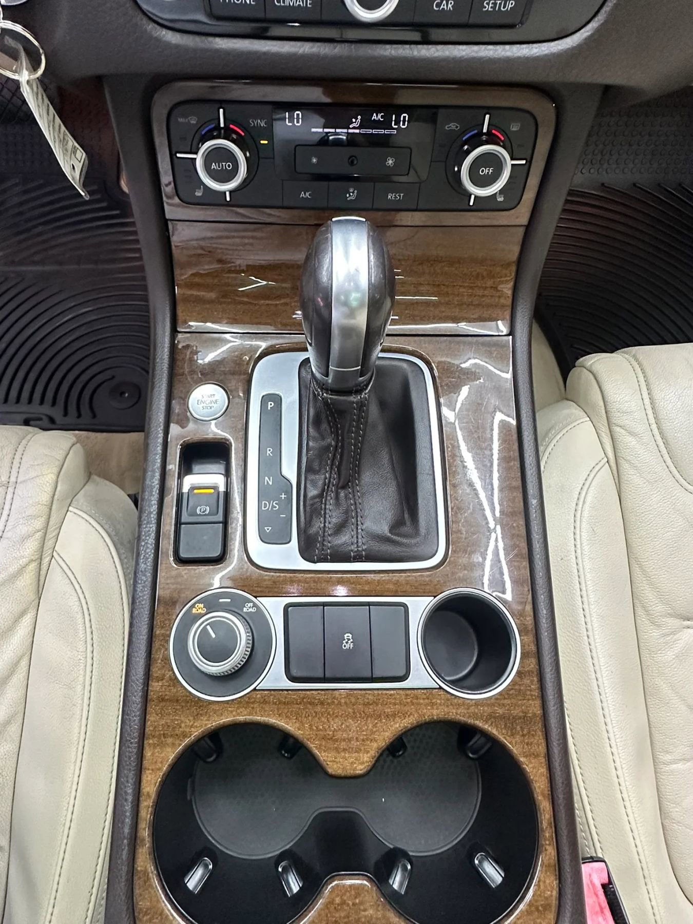 Used 2015 Volkswagen Touareg VR6 image 16