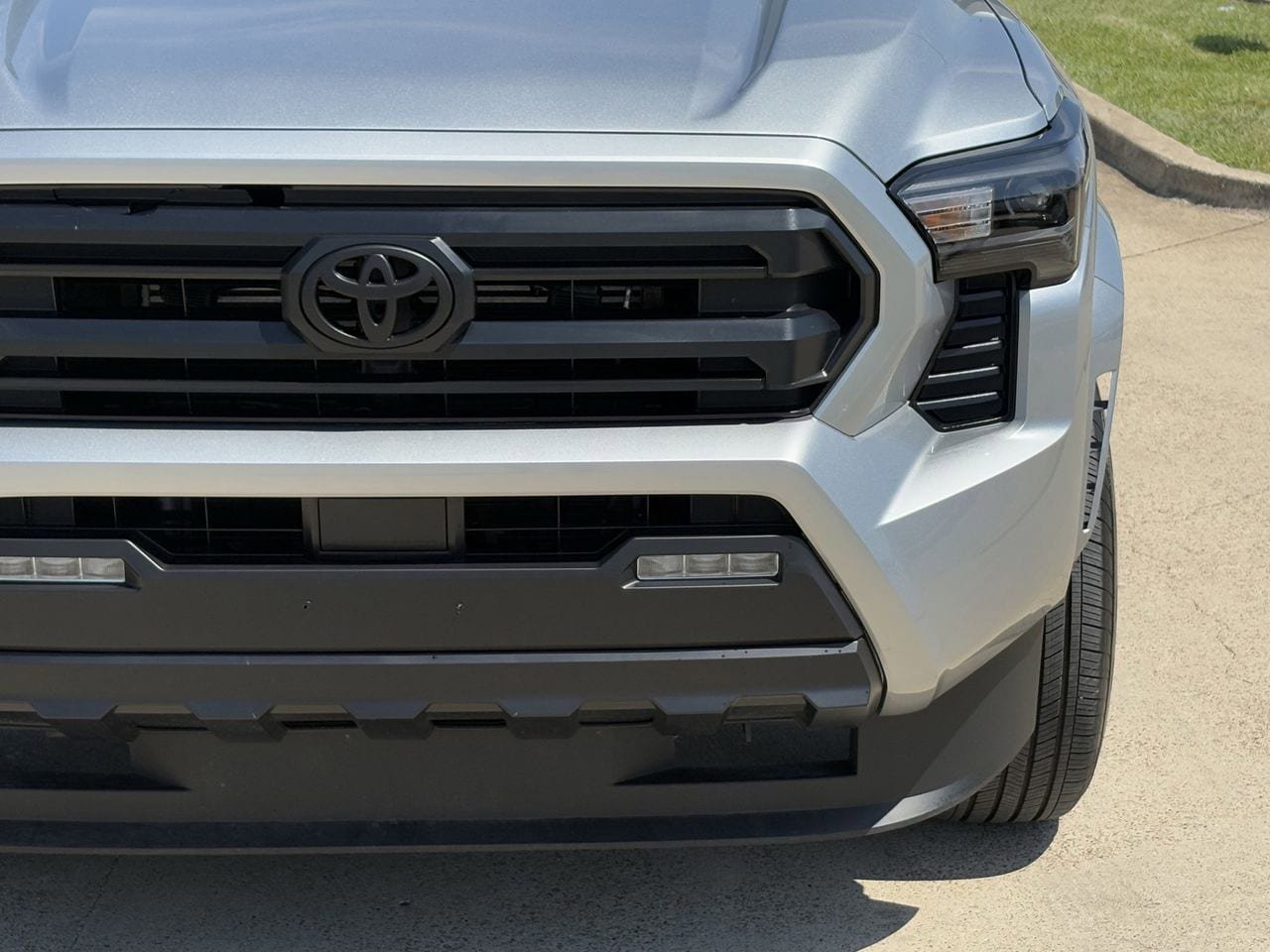 Used 2025 Toyota Tacoma SR5 AWD/4WD image 10