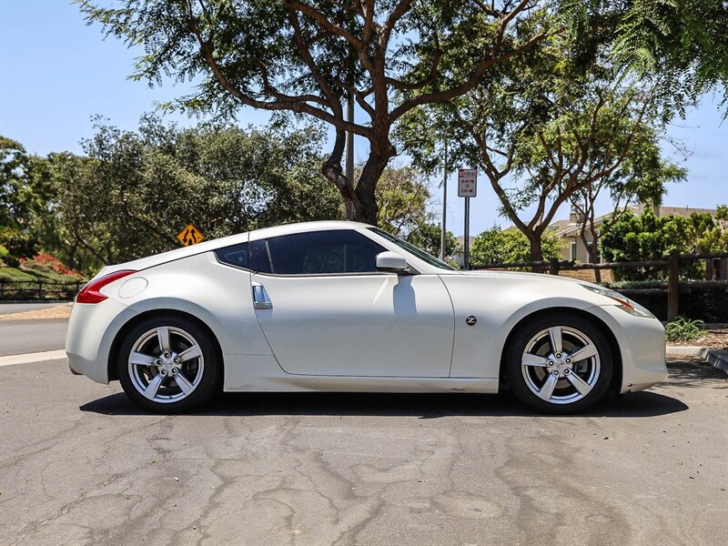 Used 2010 Nissan 370Z Coupe RWD image 6