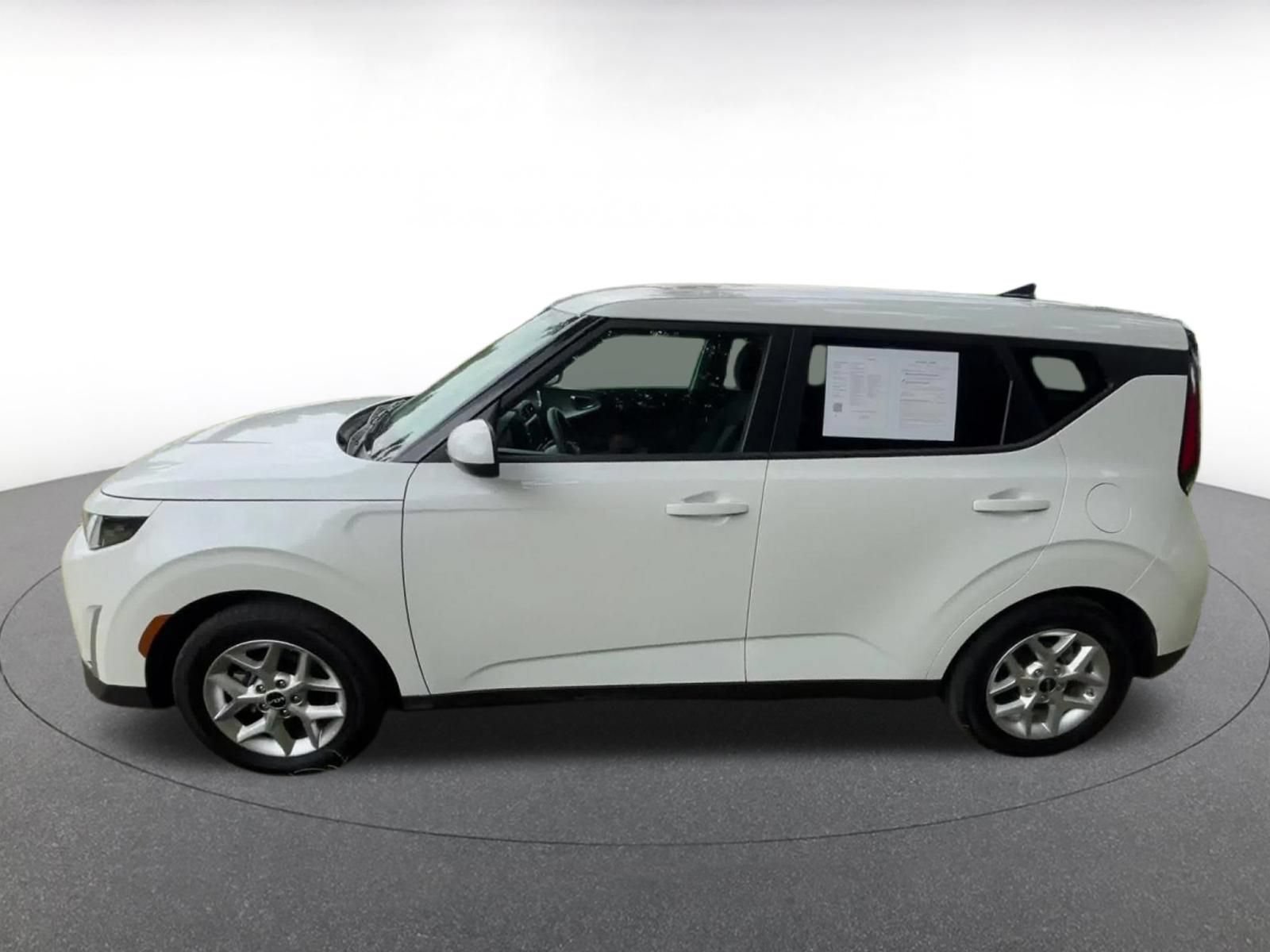 Used 2025 Kia Soul LX w/ LX Technology Package FWD image 9