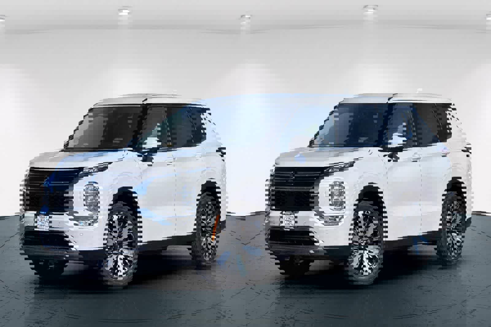 Used 2025 Mitsubishi Outlander SE image 1