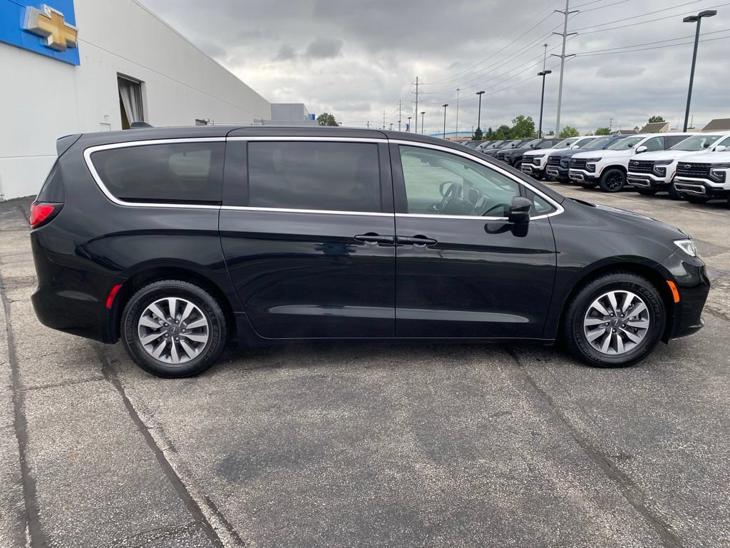 Used 2023 Chrysler Pacifica Touring-L FWD image 8