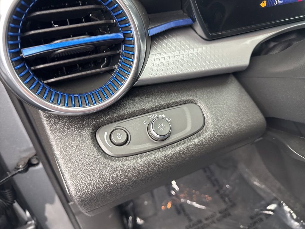 Used 2025 Chevrolet Trax LT w/ LT Convenience Package FWD image 28