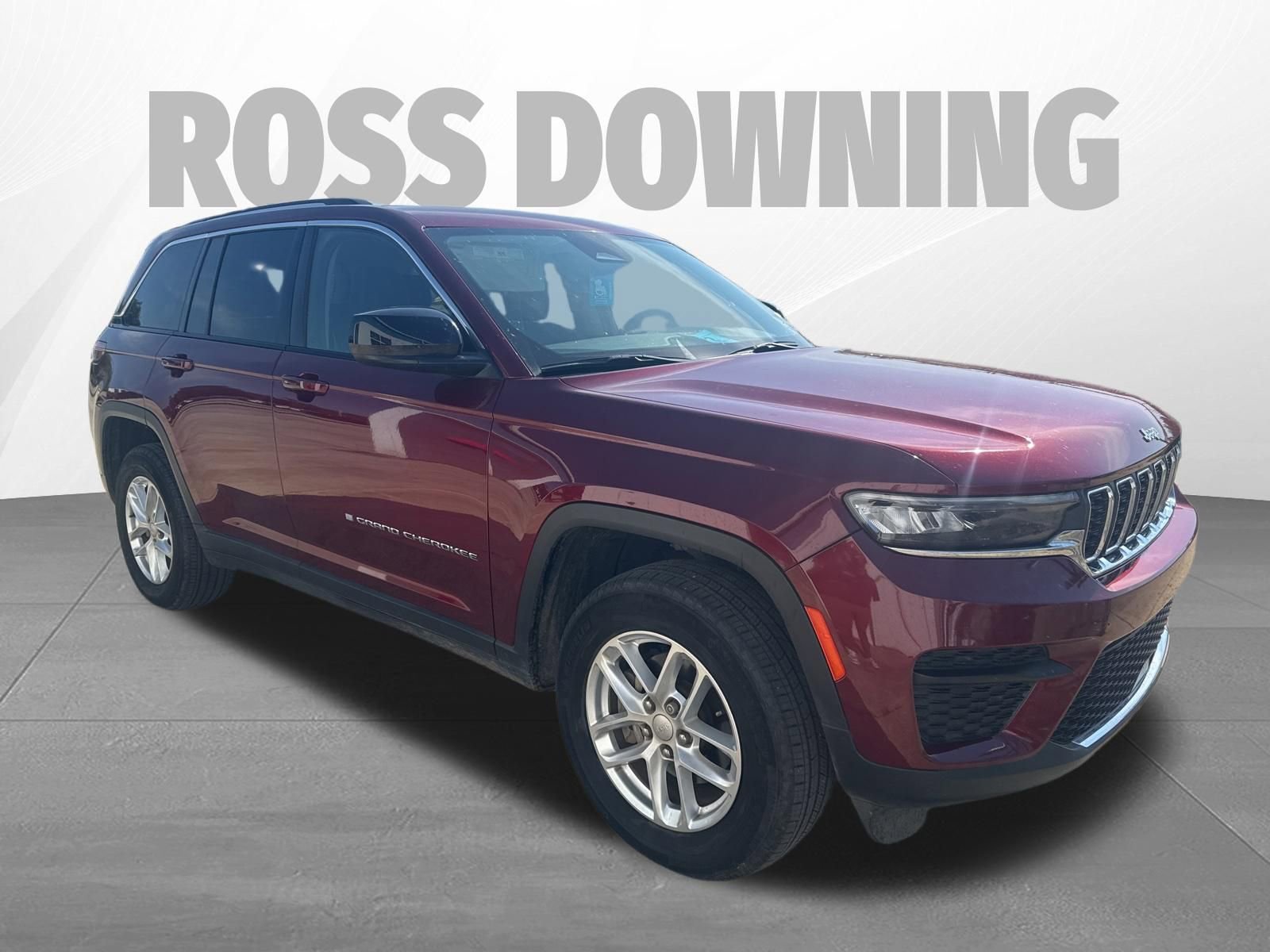 Used 2023 Jeep Grand Cherokee Laredo AWD/4WD image 3
