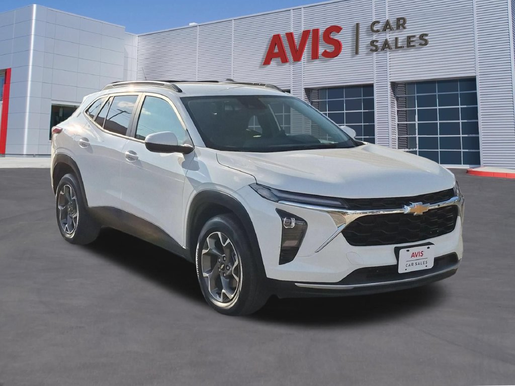 Used 2026 Chevrolet Trax LT FWD image 3