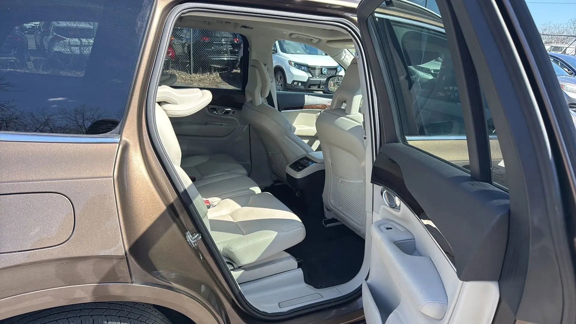 Used 2016 Volvo XC90 T6 Momentum w/ Momentum Plus Package AWD/4WD image 24