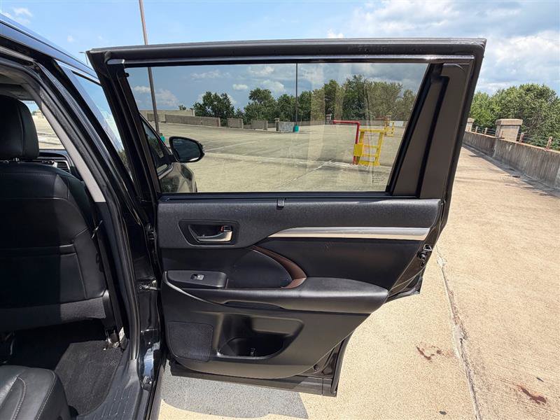 Used 2019 Toyota Highlander XLE AWD/4WD image 40