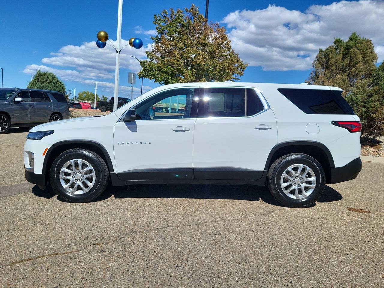 Used 2023 Chevrolet Traverse LS image 5