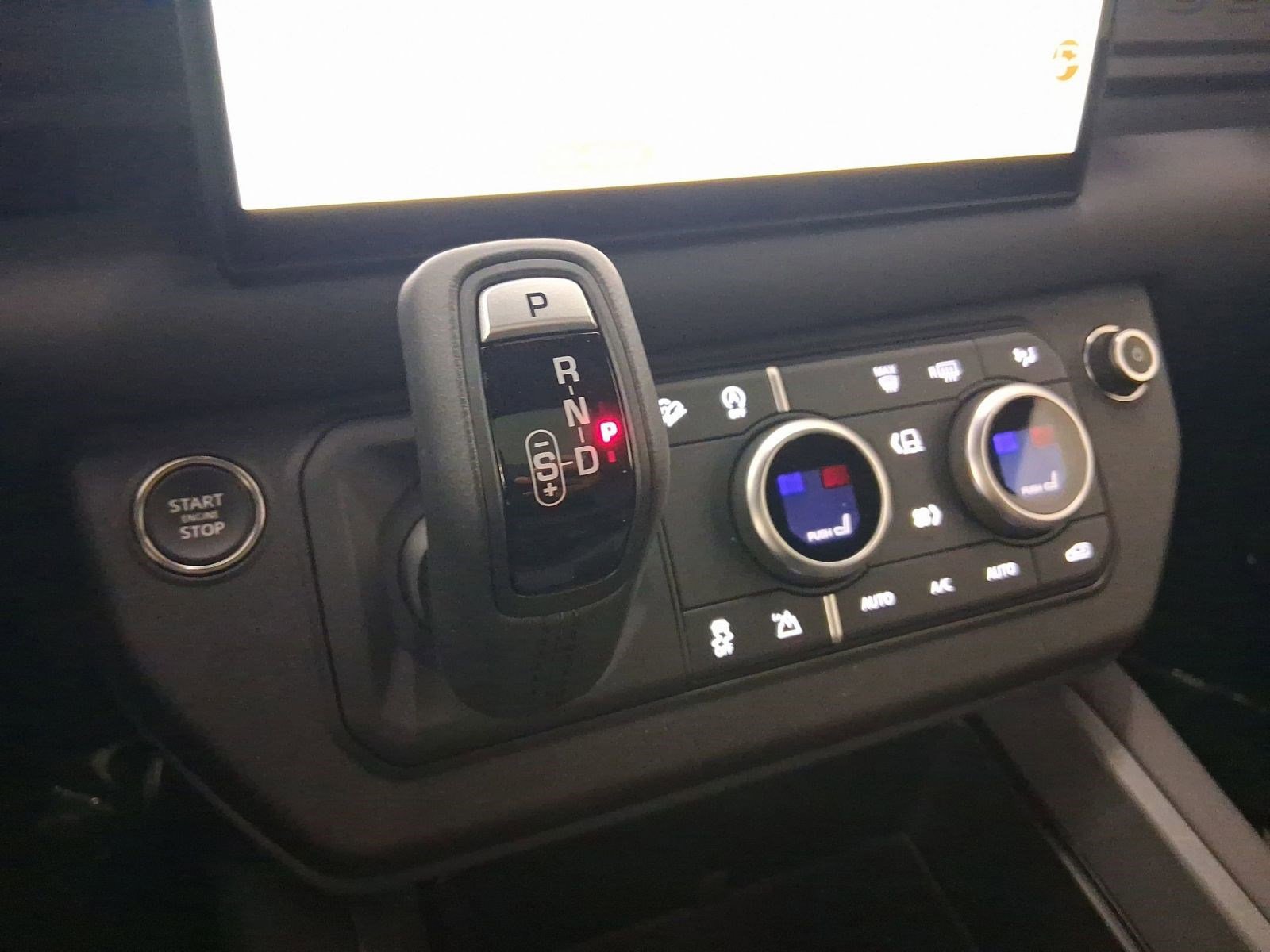 Used 2025 Land Rover Defender 90 S image 14