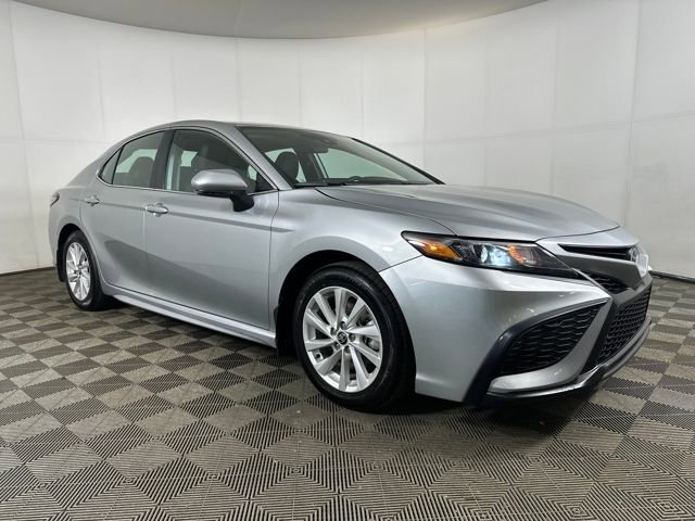 Used 2024 Toyota Camry SE image 2