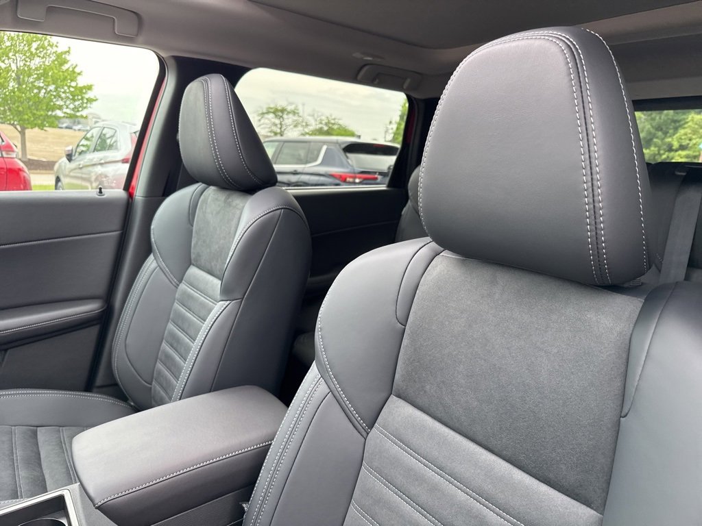 New 2025 Mitsubishi Outlander SE image 23