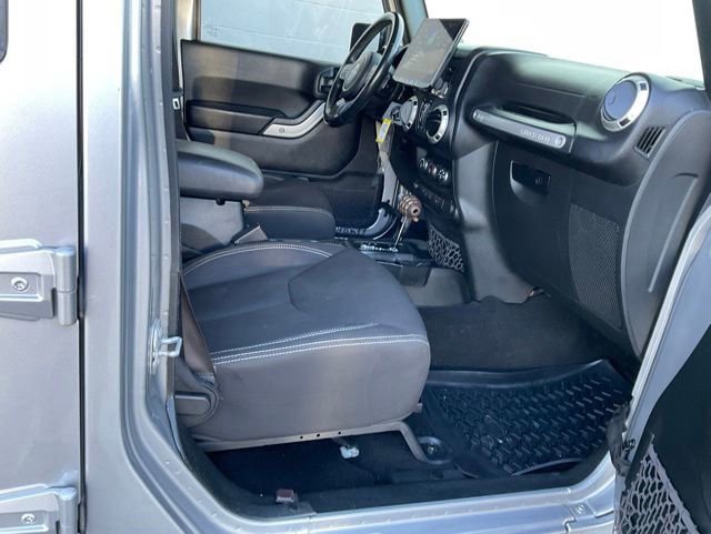 Used 2017 Jeep Wrangler Unlimited Sahara w/ Connectivity Group AWD/4WD image 20