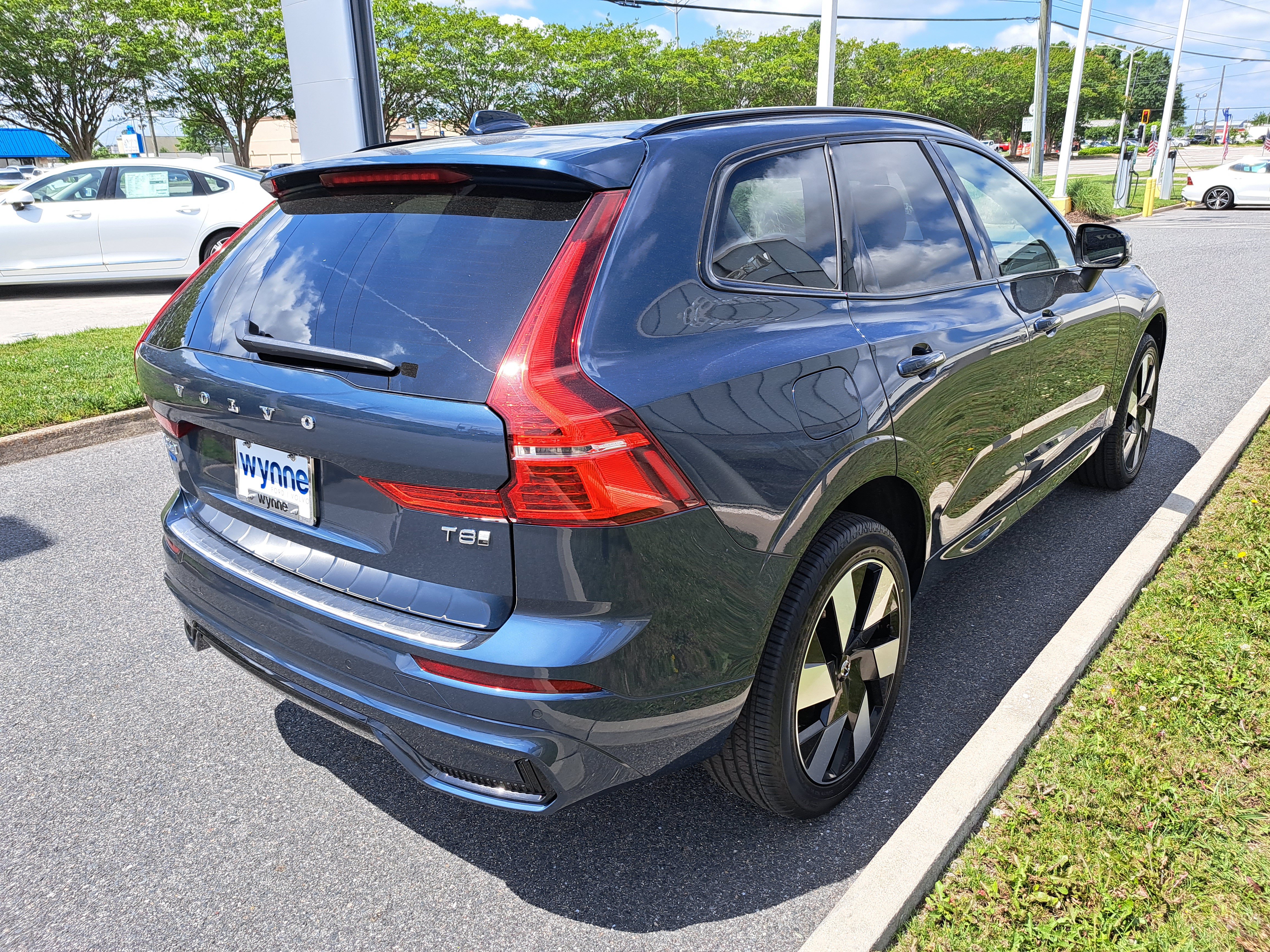 New 2025 Volvo XC60 T8 Plus w/ Protection Package Premier AWD/4WD image 4