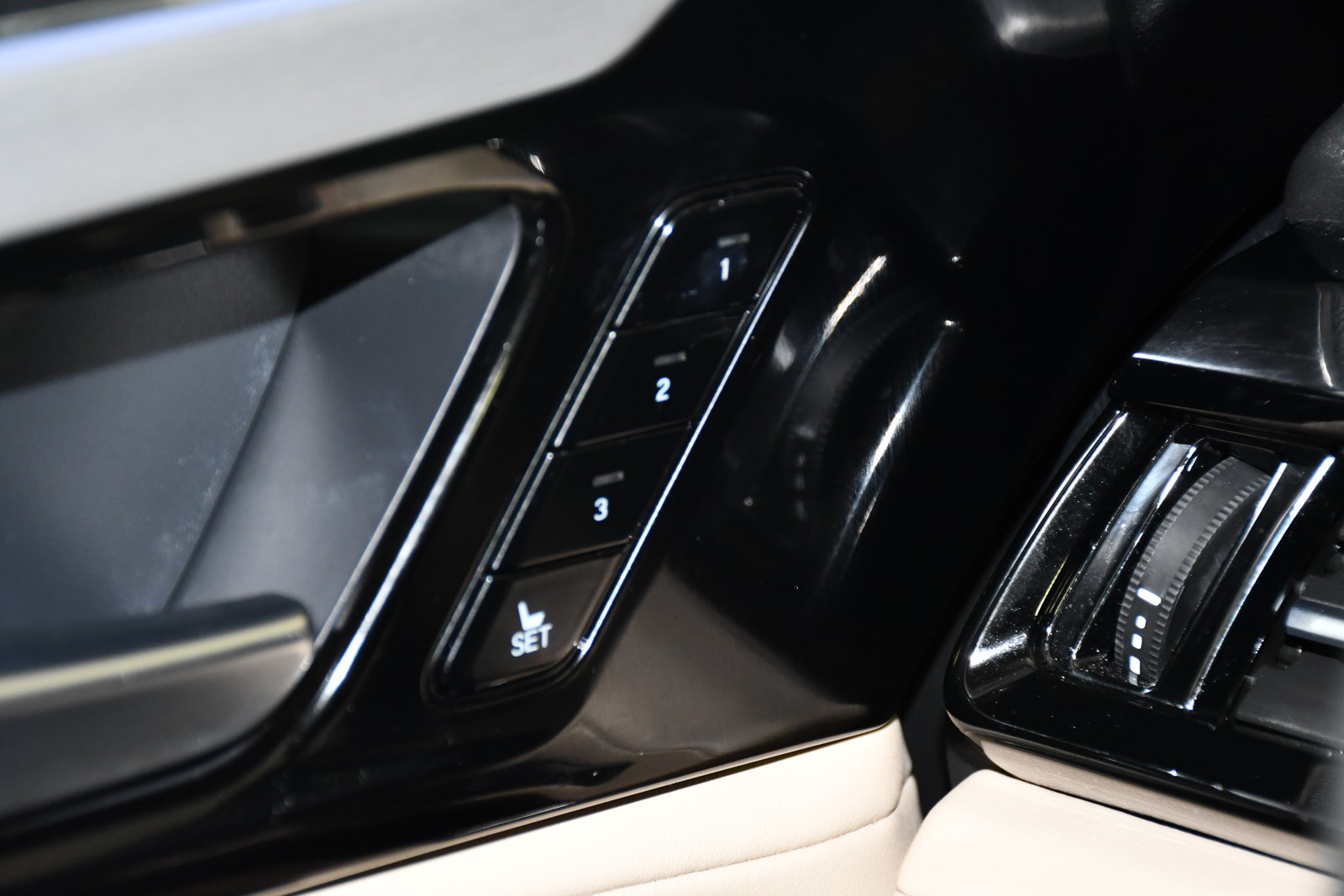 Certified 2025 Acura MDX SH-AWD w/ Technology Package image 34