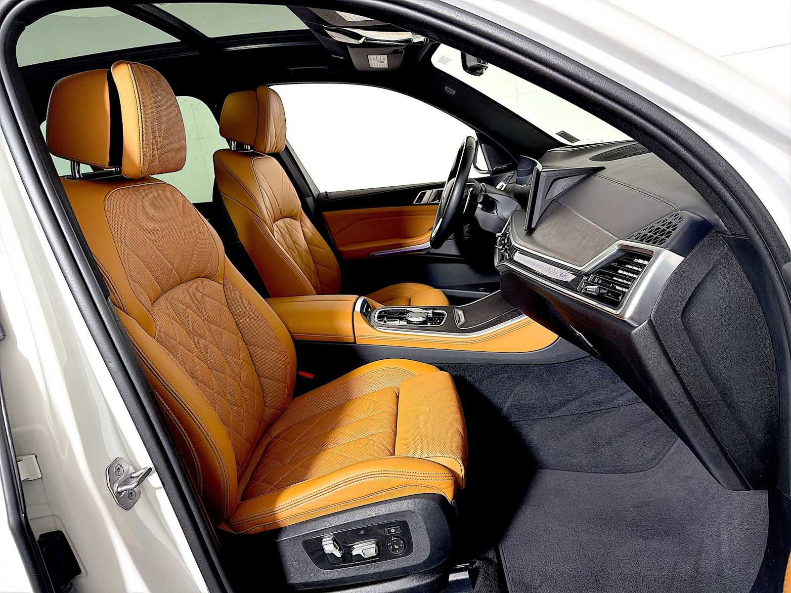 Certified 2024 BMW X5 xDrive50e w/ Premium Package image 25