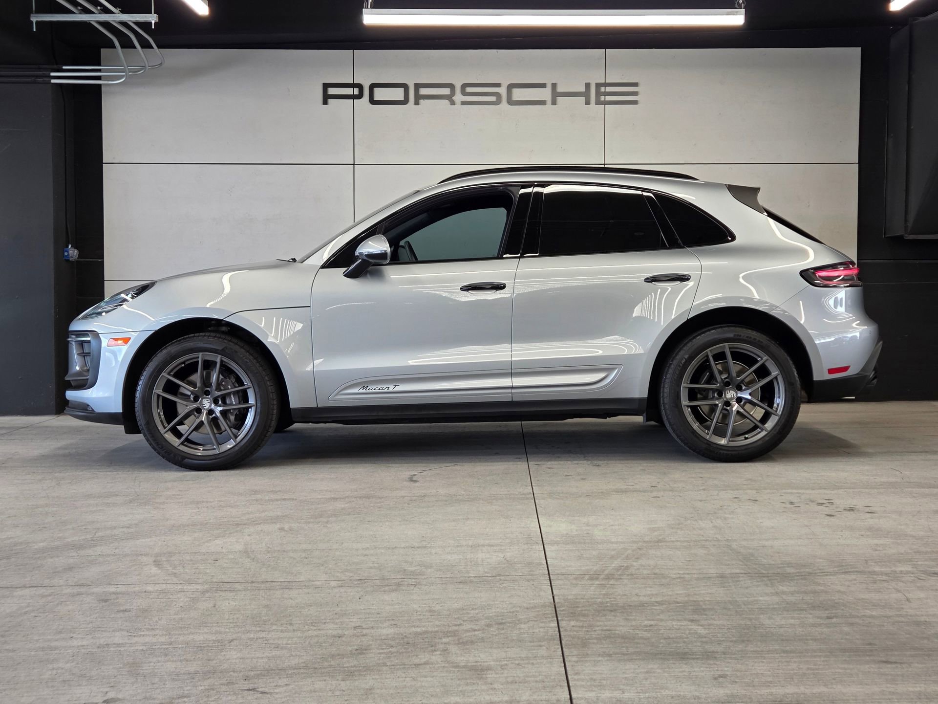 Certified 2024 Porsche Macan Turbo image 2