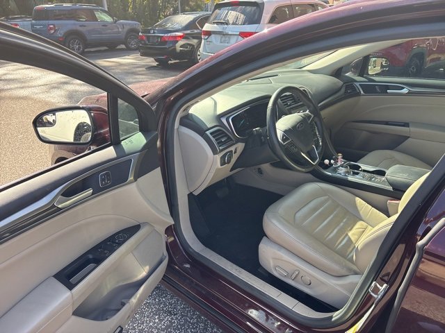 Used 2017 Ford Fusion SE w/ Fusion SE Technology Package image 10