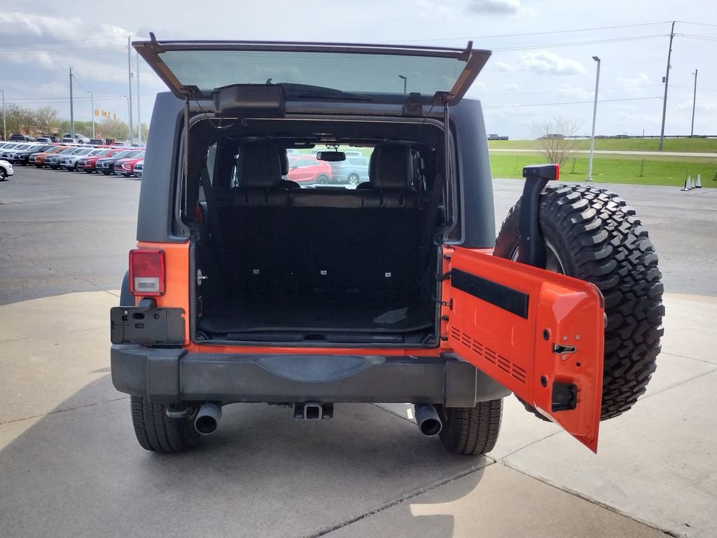 Used 2015 Jeep Wrangler Unlimited Rubicon w/ Connectivity Group AWD/4WD image 15