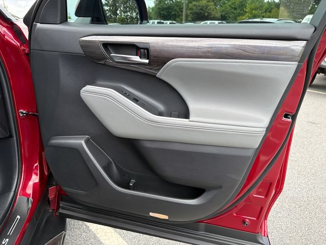Used 2023 Toyota Highlander Limited FWD image 14