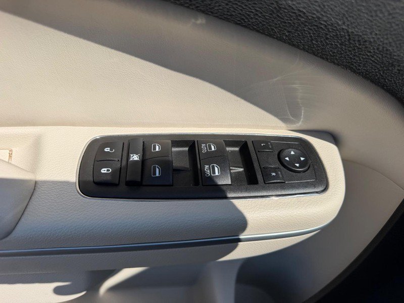 Used 2022 Chrysler 300 Touring w/ Sport Appearance Package RWD image 17
