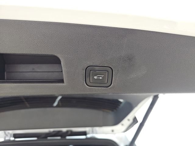 Used 2025 Chevrolet Traverse LT image 9