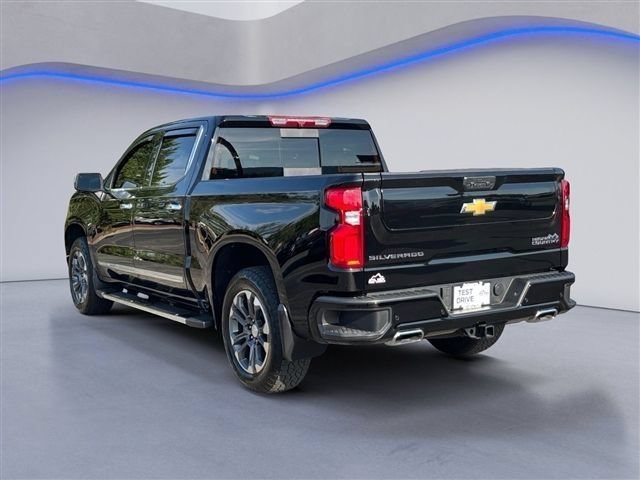 Used 2025 Chevrolet Silverado 1500 High Country w/ Z71 Off-Road Package AWD/4WD image 3