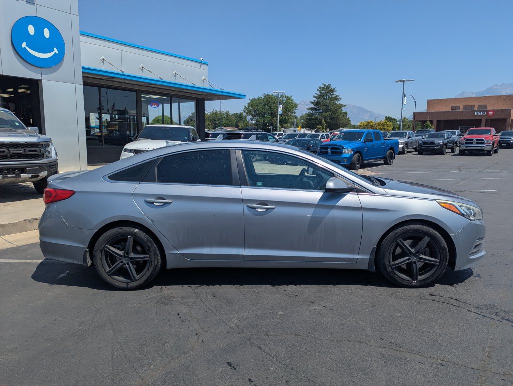 Used 2015 Hyundai Sonata SE w/ Option Group 09 FWD image 2
