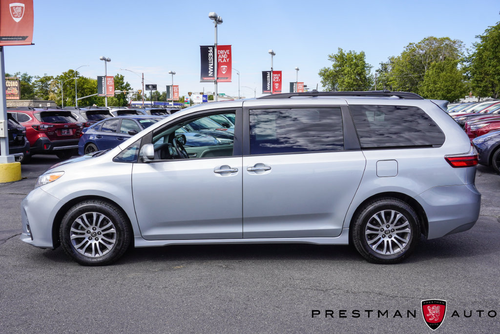 Used 2020 Toyota Sienna XLE w/ XLE Navigation Package FWD image 17