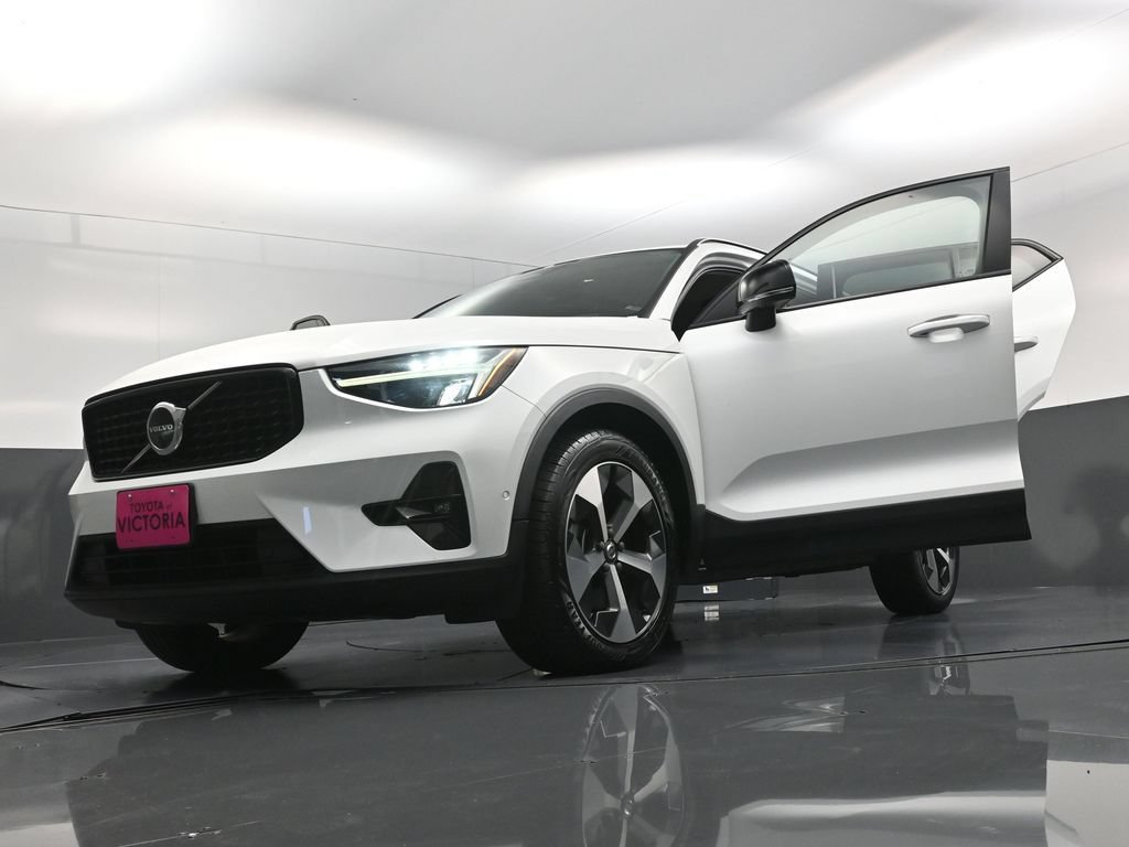 Used 2023 Volvo XC40 B4 Ultimate FWD image 28