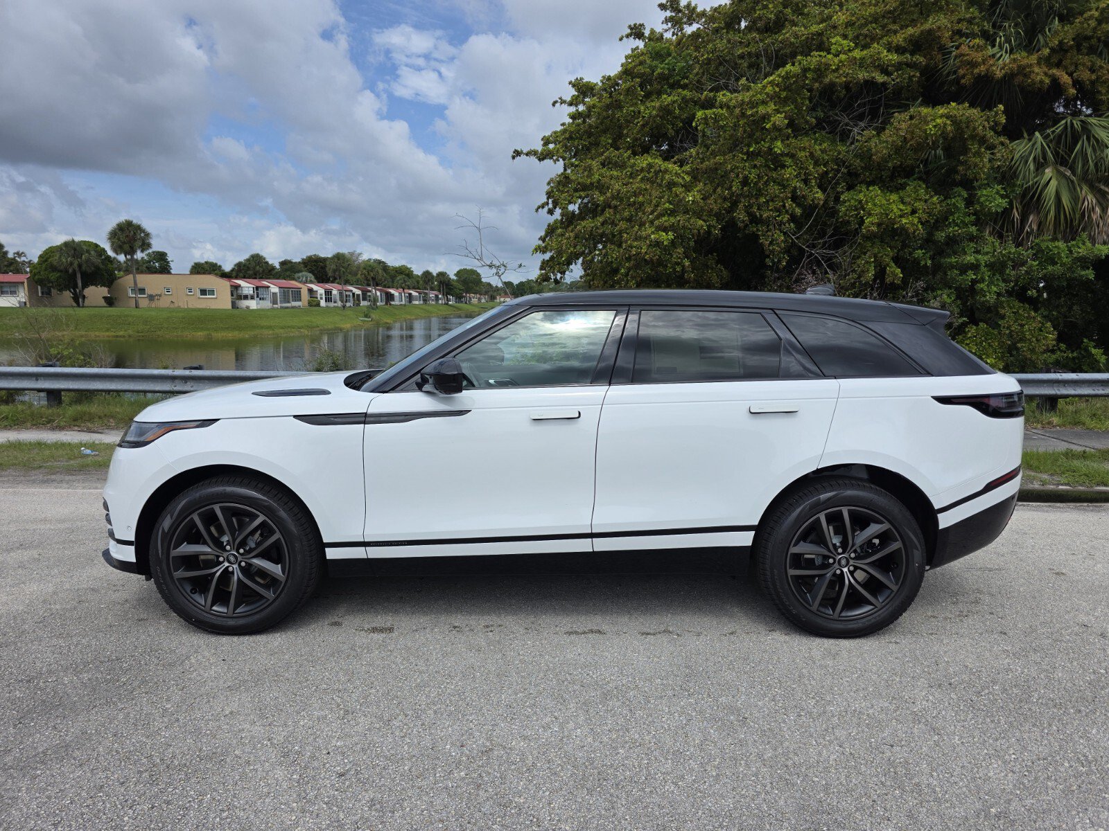 Used 2026 Land Rover Range Rover Velar Belgravia AWD/4WD image 7
