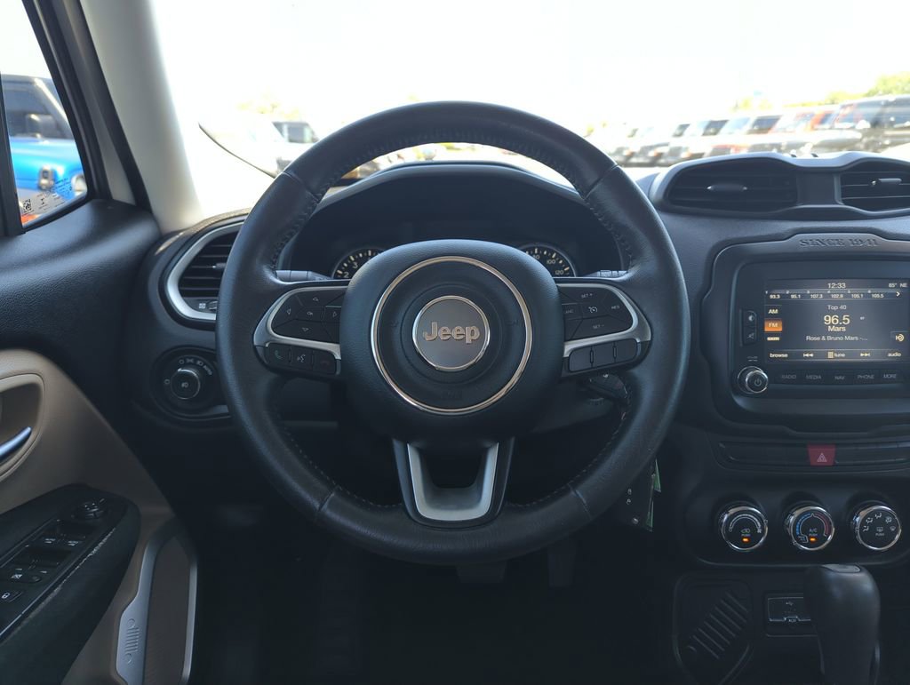 Used 2015 Jeep Renegade Latitude FWD image 17