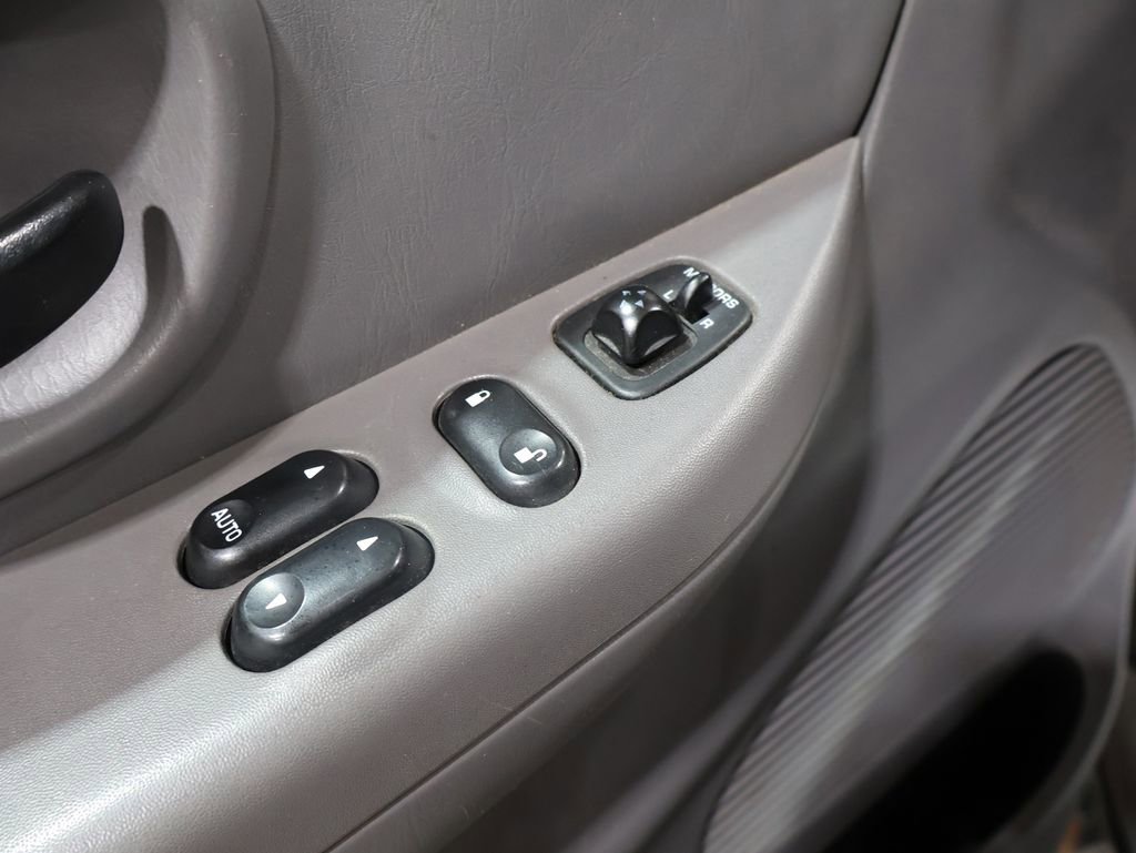 Used 2004 Ford F150 XLT image 17