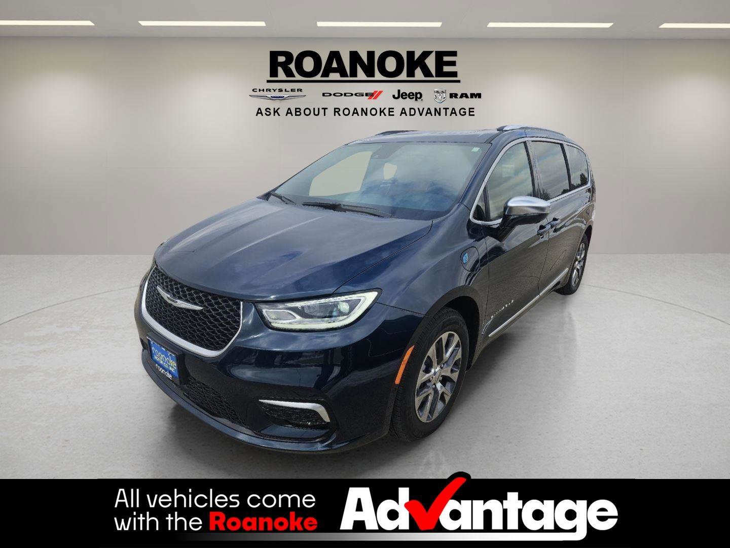 Used 2025 Chrysler Pacifica Pinnacle image 1