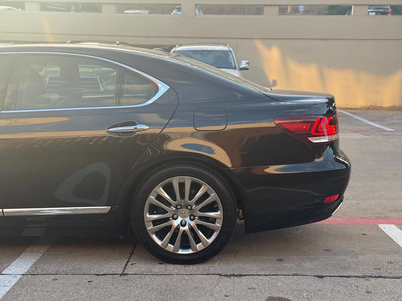 Used 2013 Lexus LS 460 w/ Comfort Pkg image 5