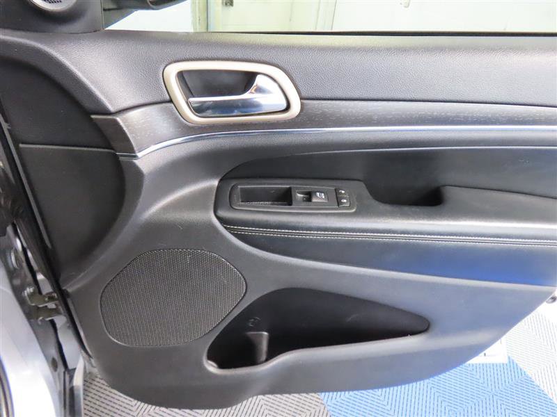 Used 2015 Jeep Grand Cherokee Limited w/ Luxury Group II image 38