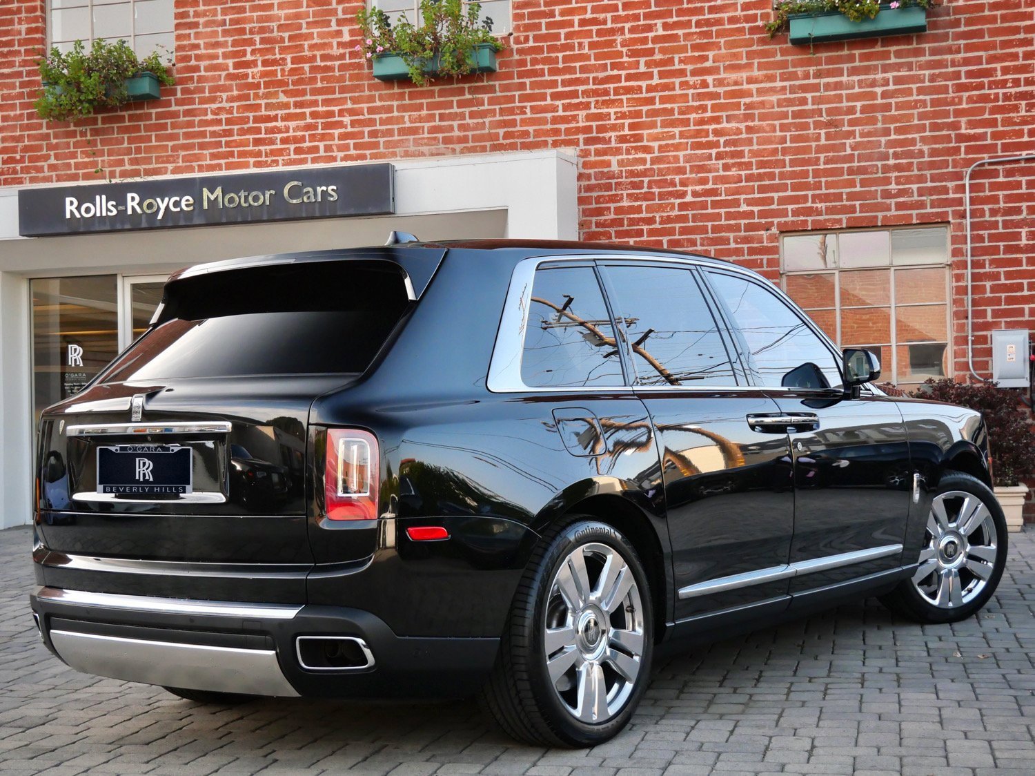 Used 2019 Rolls-Royce Cullinan image 2