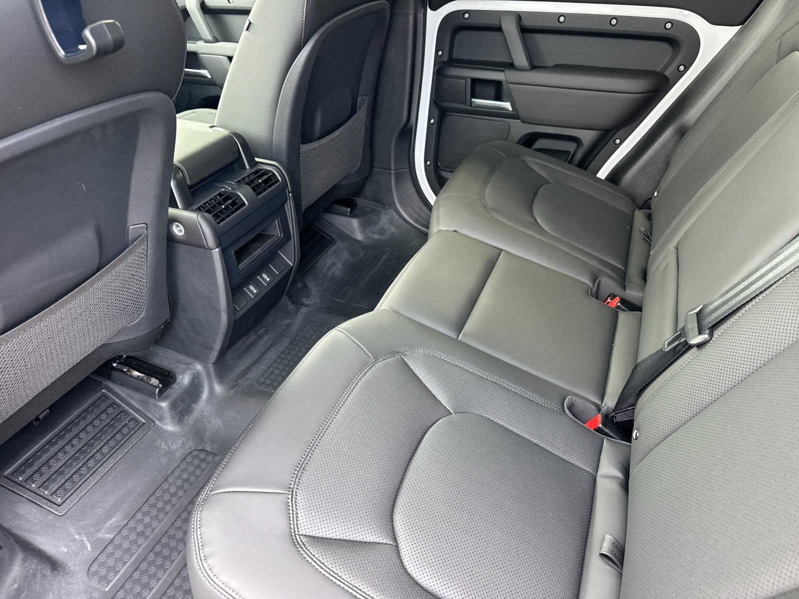 New 2026 Land Rover Defender 110 X-Dynamic SE AWD/4WD image 12