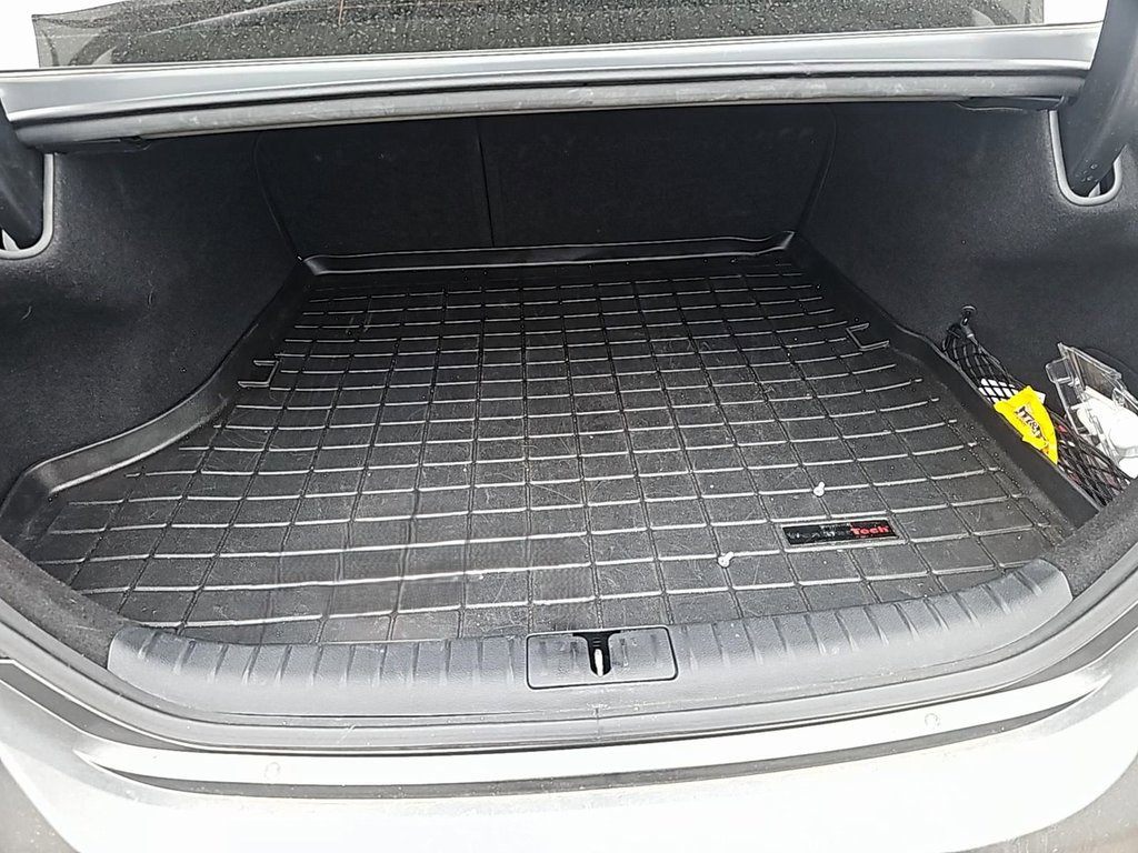 Used 2022 Genesis G70 3.3T Launch Edition image 14