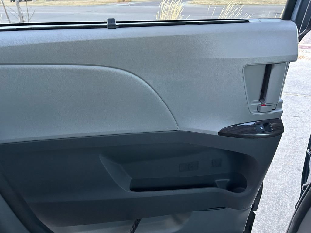 Used 2016 Toyota Sienna XLE Premium image 25