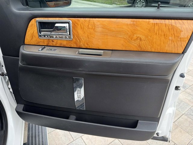 Used 2013 Lincoln Navigator L 4WD image 17