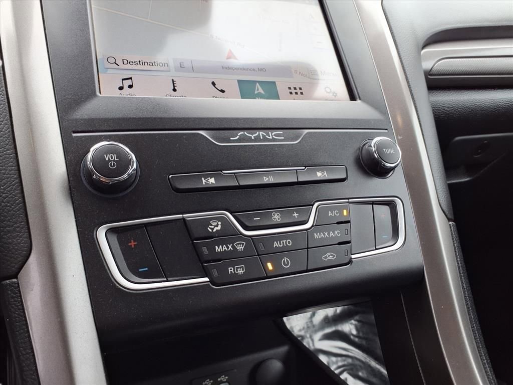 Used 2019 Ford Fusion SE image 18