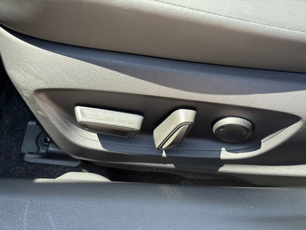 Used 2024 Toyota Prius XLE FWD image 24