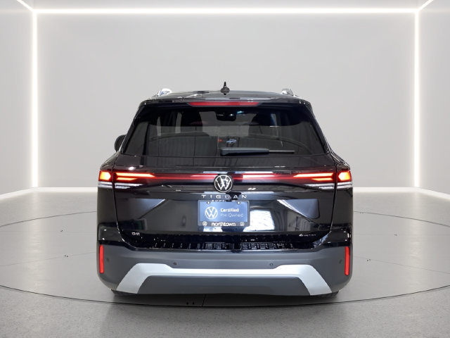 Certified 2025 Volkswagen Tiguan SE w/ Panoramic Sunroof Package AWD/4WD image 28