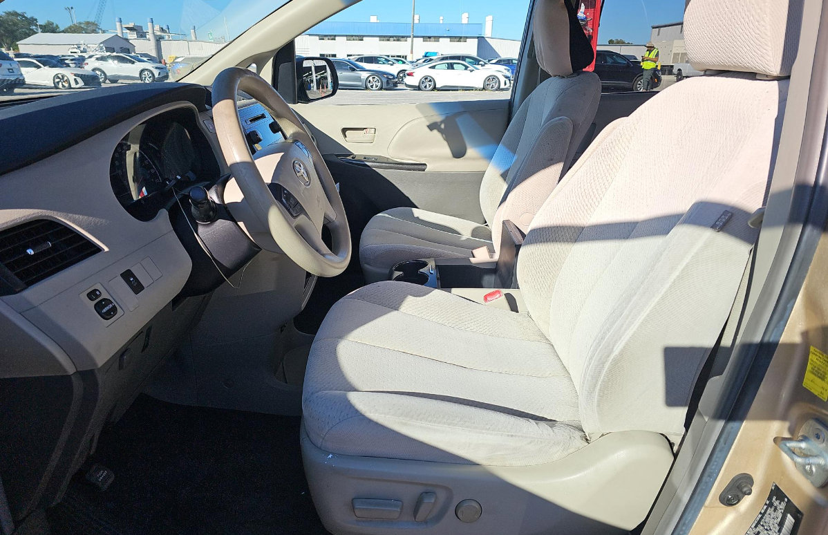 Used 2011 Toyota Sienna LE image 7