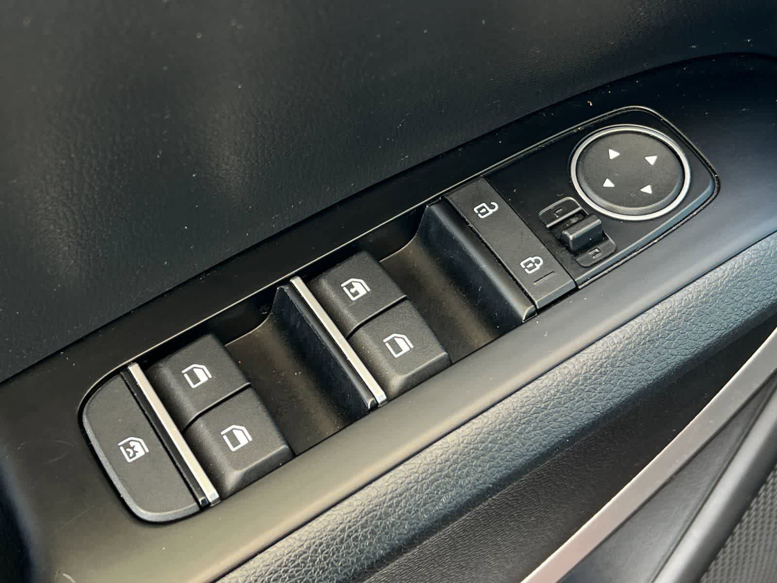 Used 2025 Kia Soul LX w/ LX Technology Package FWD image 14