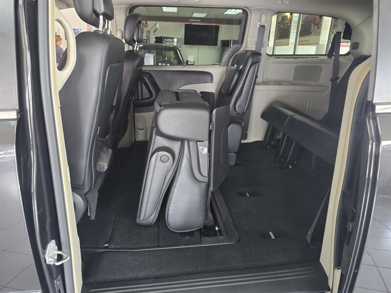 Used 2015 Chrysler Town & Country Touring w/ Driver Convenience Group FWD image 12