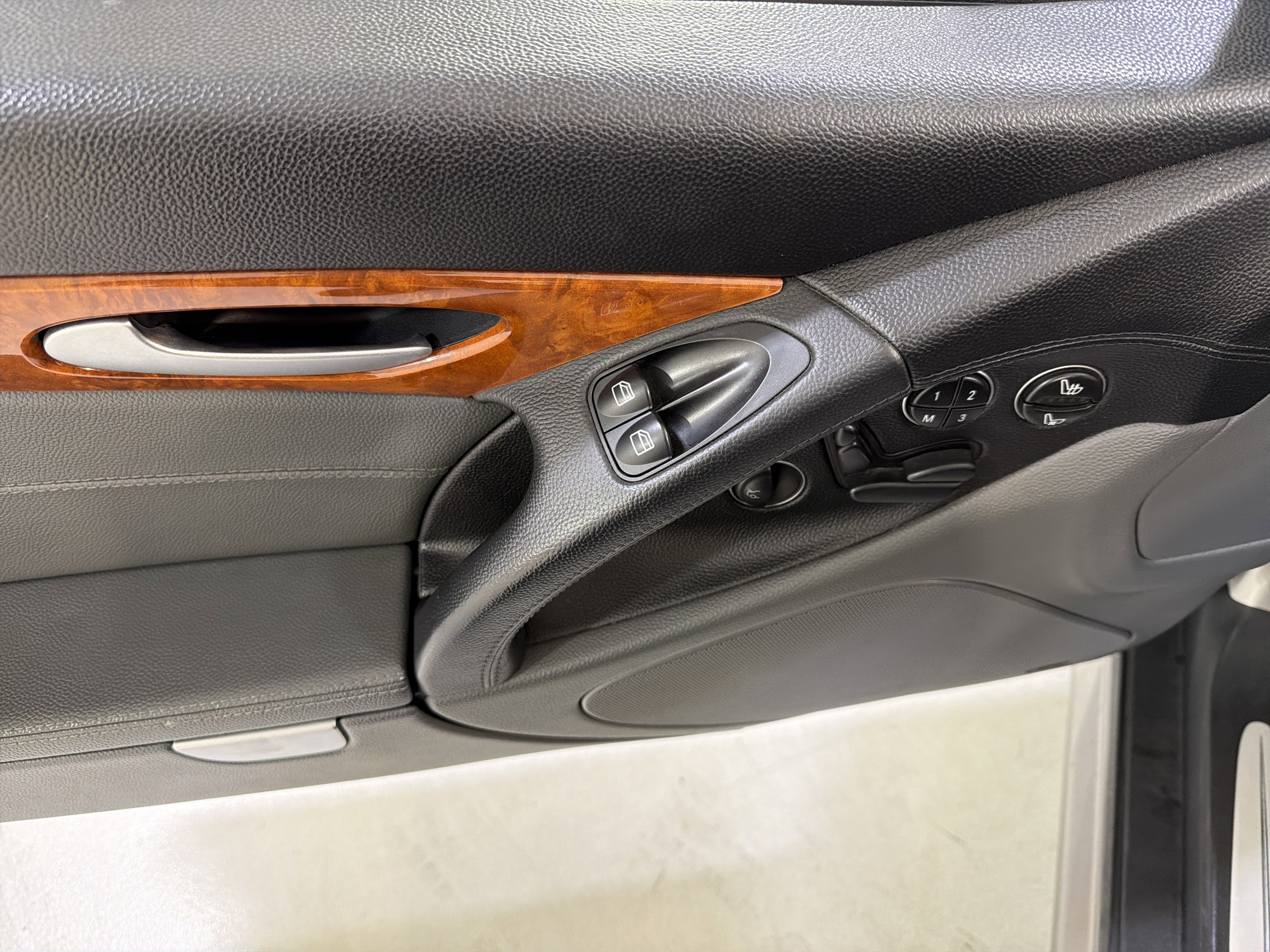 Used 2005 Mercedes-Benz SL 500 image 12