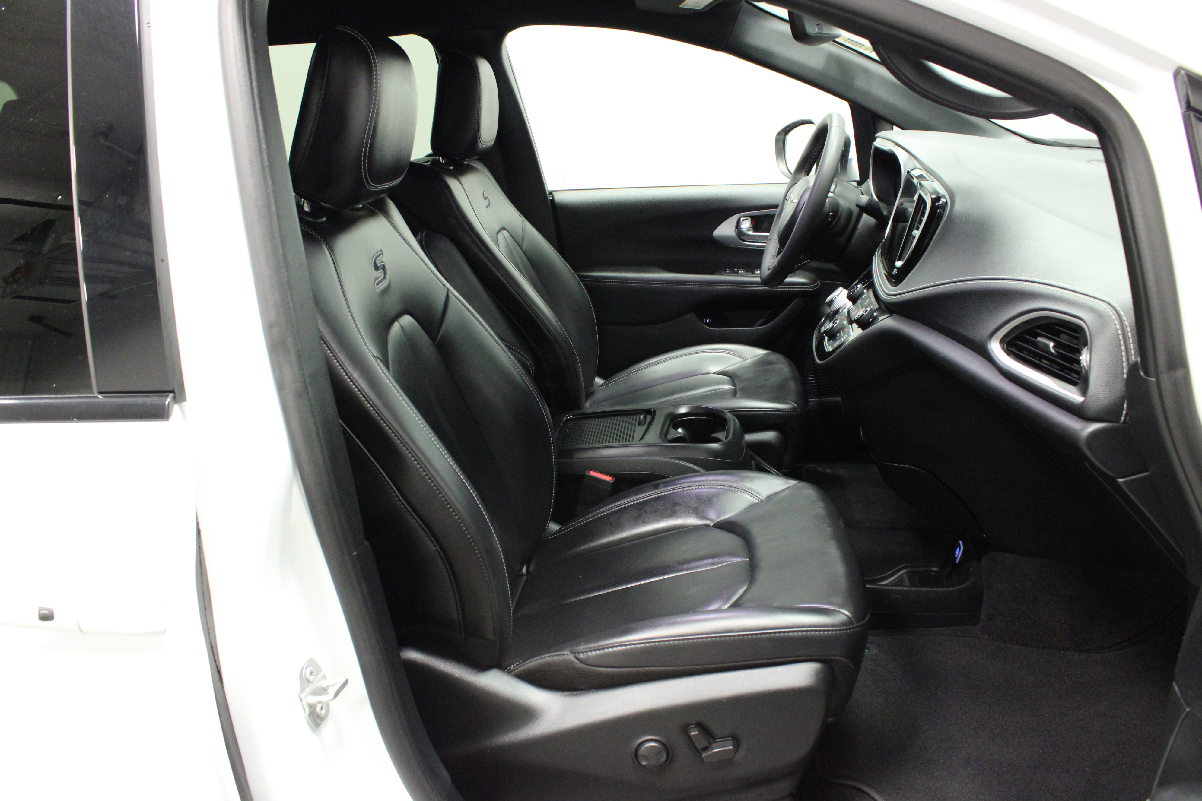 Used 2023 Chrysler Pacifica Touring-L w/ Uconnect Theater Family Group image 14