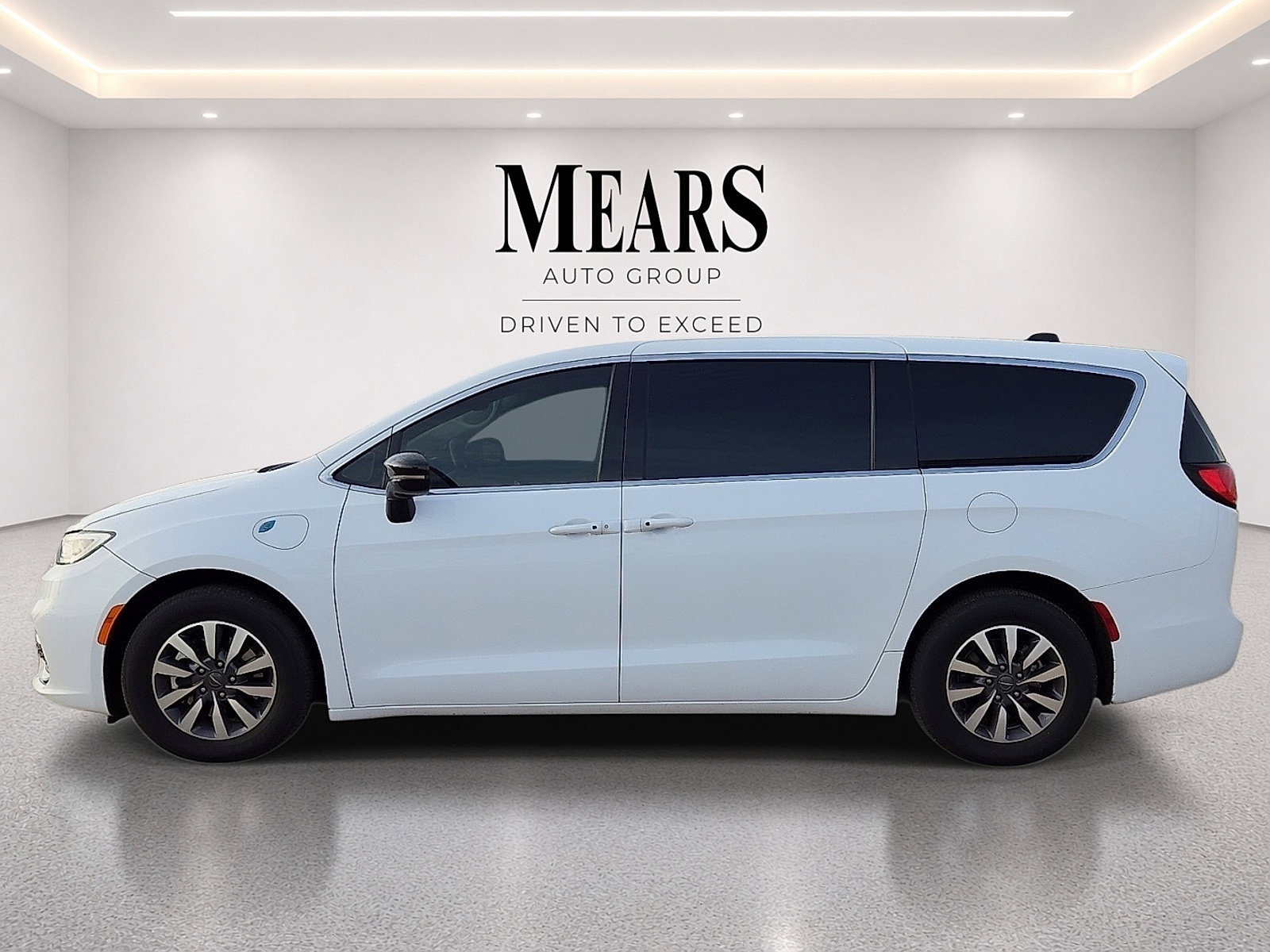 Used 2024 Chrysler Pacifica Limited FWD image 2